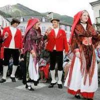 La confection des costumes traditionnels ossalois