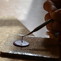 Les savoir-faire des émailleurs sur métal