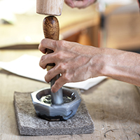 Les savoir-faire des émailleurs sur métal
