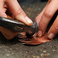 Les savoir-faire des émailleurs sur métal