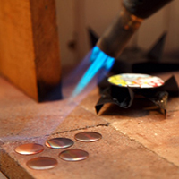 Les savoir-faire des émailleurs sur métal