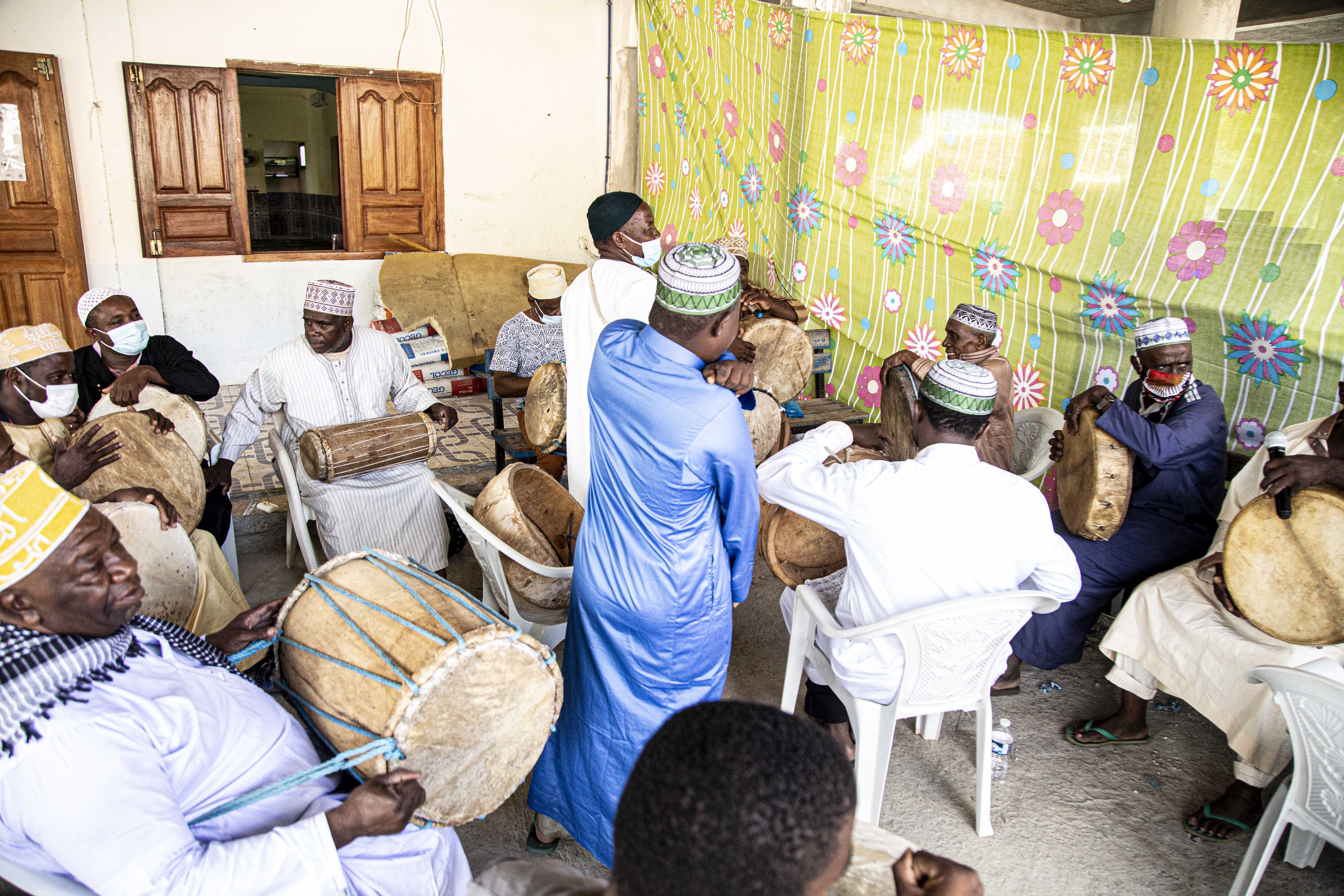 Cérémonie de mawlida  shenge diurne côté hommes, 6 juin 2021 à Tsimkoura. © Ibrahim M’COLO