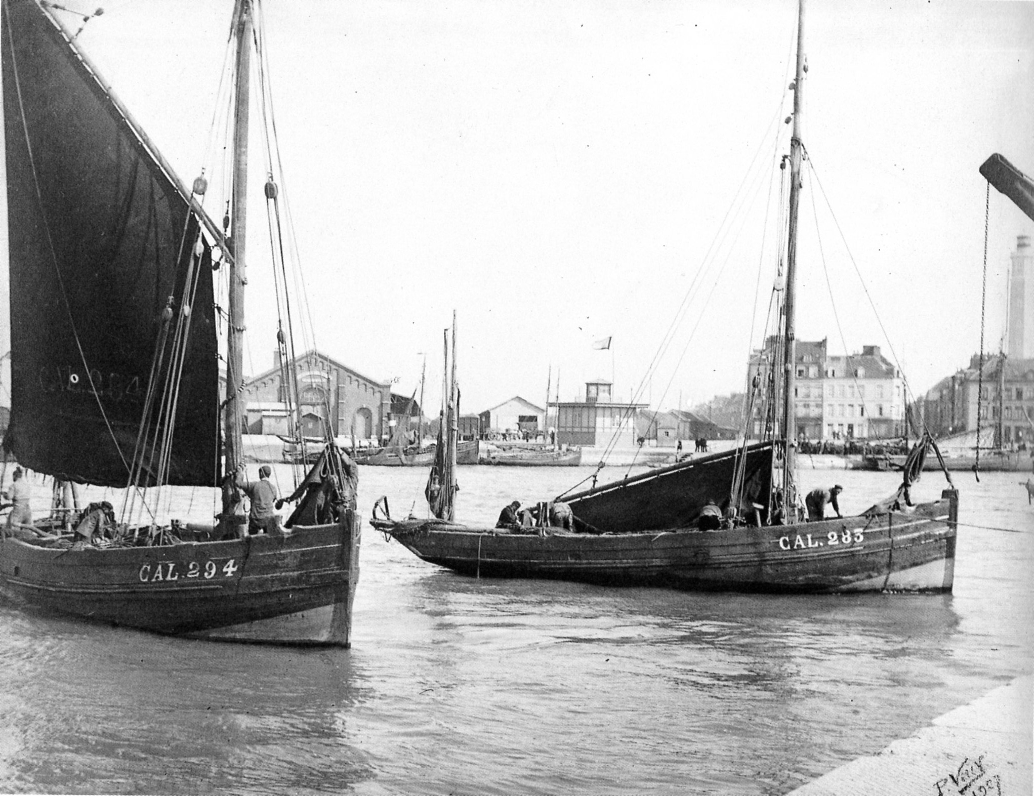 Dundees dans le port de Calais, 1907. Cliché de Paul Villy. Carte postale. ©FRCPM, 2020.