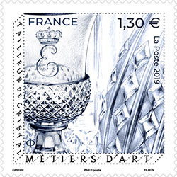 Timbre-poste Tailleur de cristal d’après photo © Franck Raux /RMN-Grand Palais (musée des châteaux de Malmaison et de Bois-Préau) dessiné par Florence Gendre et gravé par Line Filhon © La Poste 2019