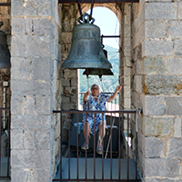 La sonnerie de cloches par tintement manuel, dite banc du sonneur, coptée ou trézolage