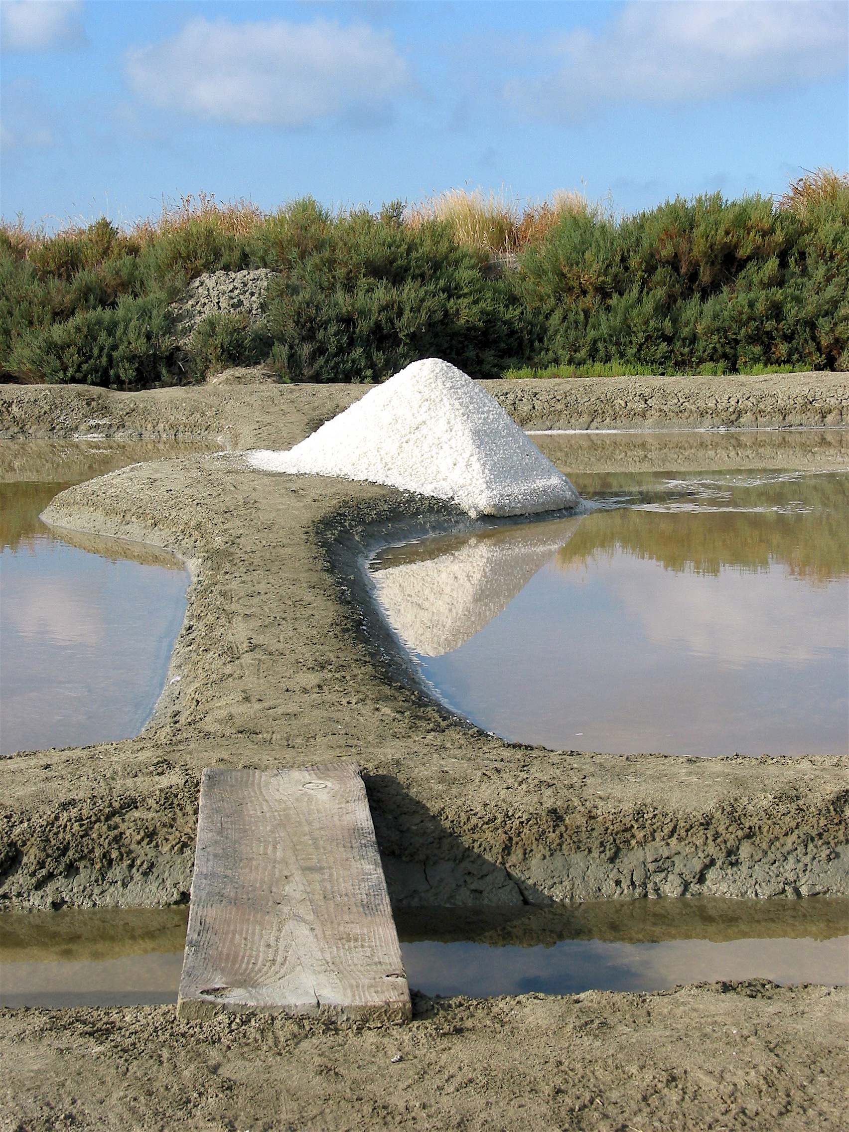 Ladurée de sel sur la saline Mondoret en Batz © G. Buron.
