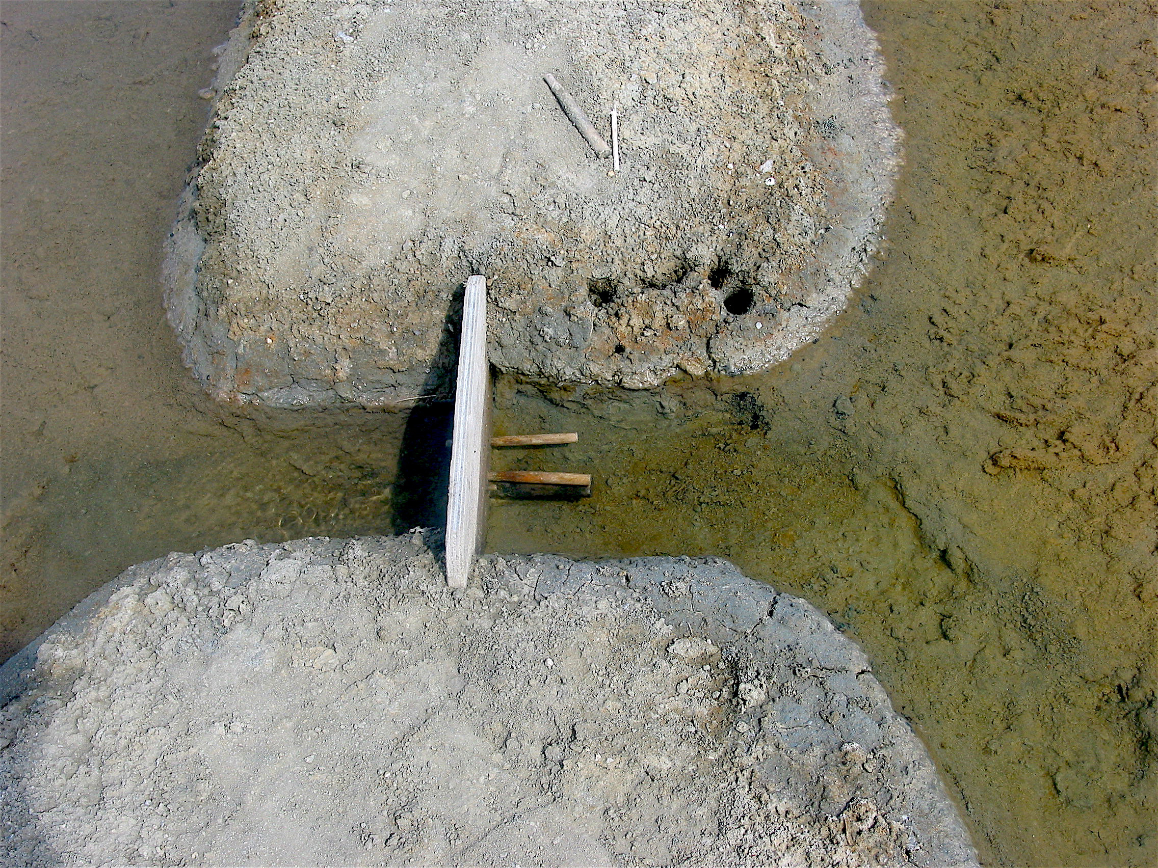 Système de contrôle de l'eau : planche percée et chevilles de bois © G. Buron.