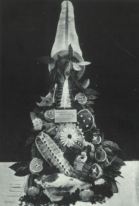 Plateaux réalisés lors de concours. « Abondance », chef-d’œuvre présenté  en 1930 à la Première Semaine de Boucherie, qui a obtenu le Grand Prix. Crédits : Georges Chaudieu. 1949