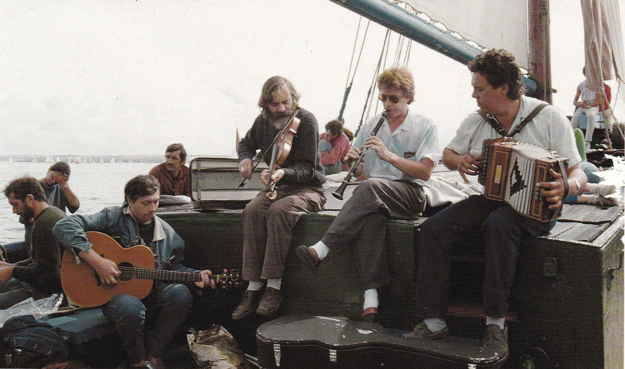 Le groupe Cabestan à bord de la gabarre Notre-Dame De Rumengol lors de la fête maritime de Douarnenez 1988 ©Louis Blonce.