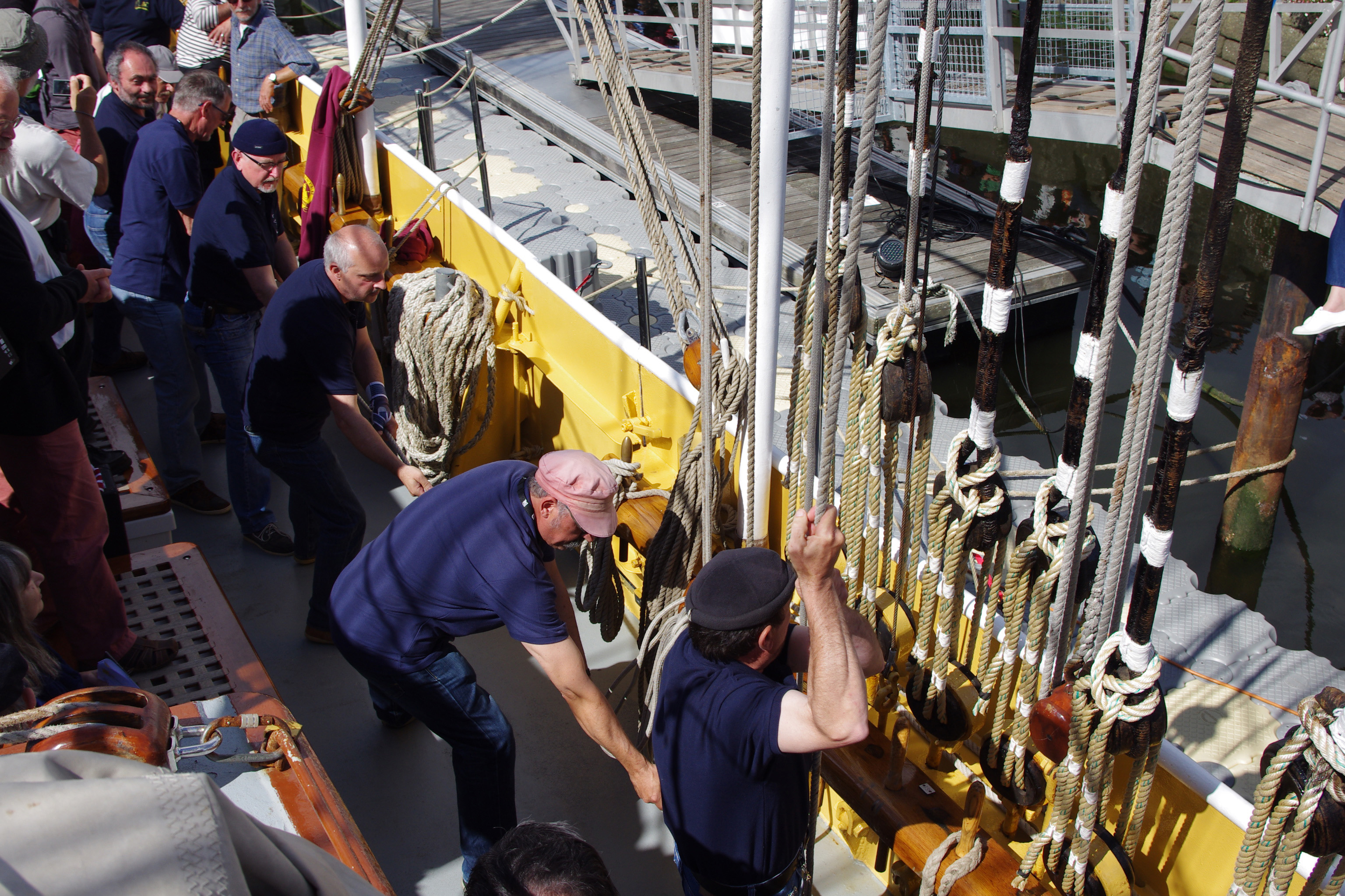 « À hisser en chansons », une des épreuves du Trophée Capitaine Hayet. Ici à bord du brick Morgenster, durant l’édition 2019 à Vannes, coll. OPCI.