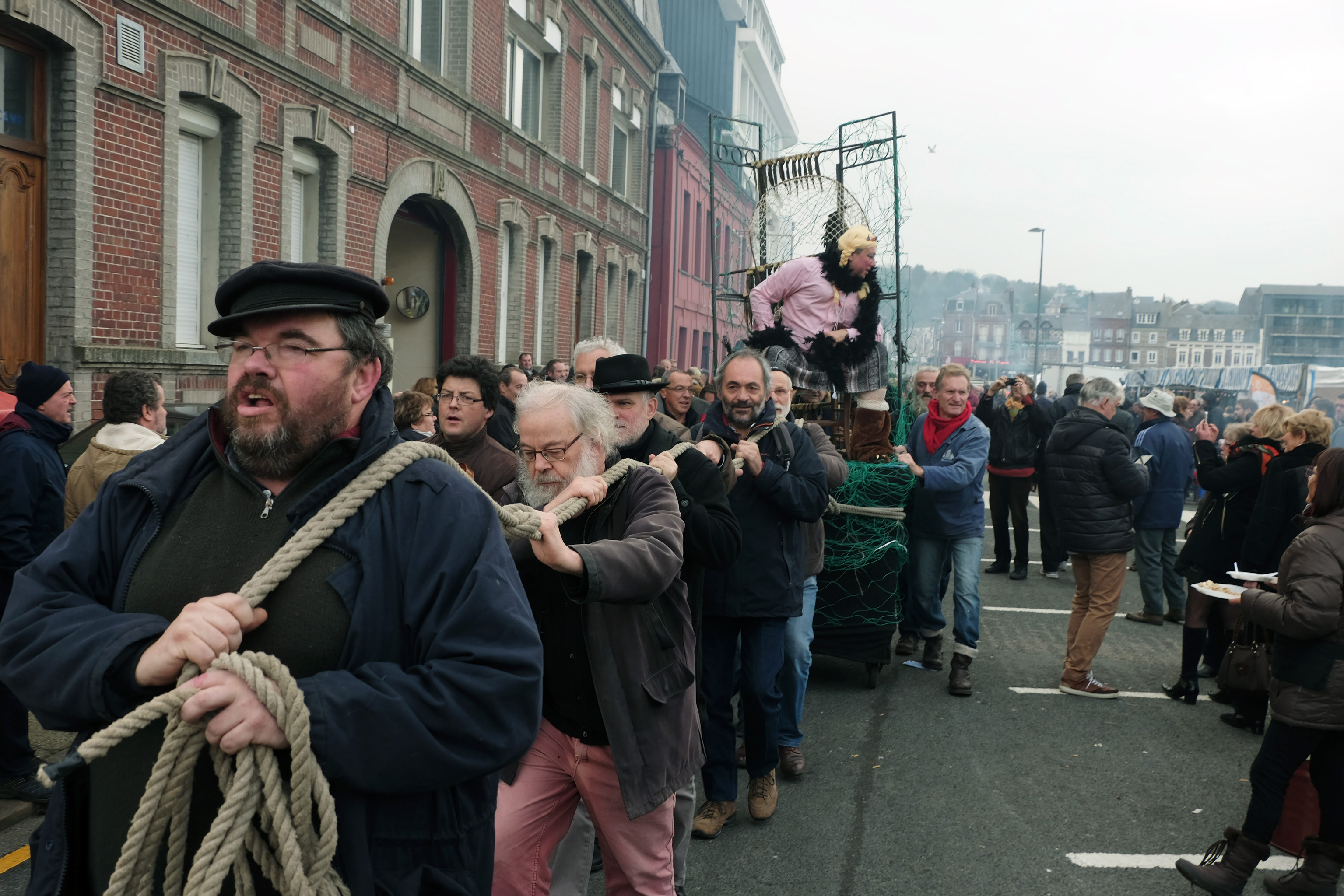 Déhalage en chansons de la Reine du hareng lors de la Fête du hareng de Fécamp (2016) ©B. Cormier/OPCI