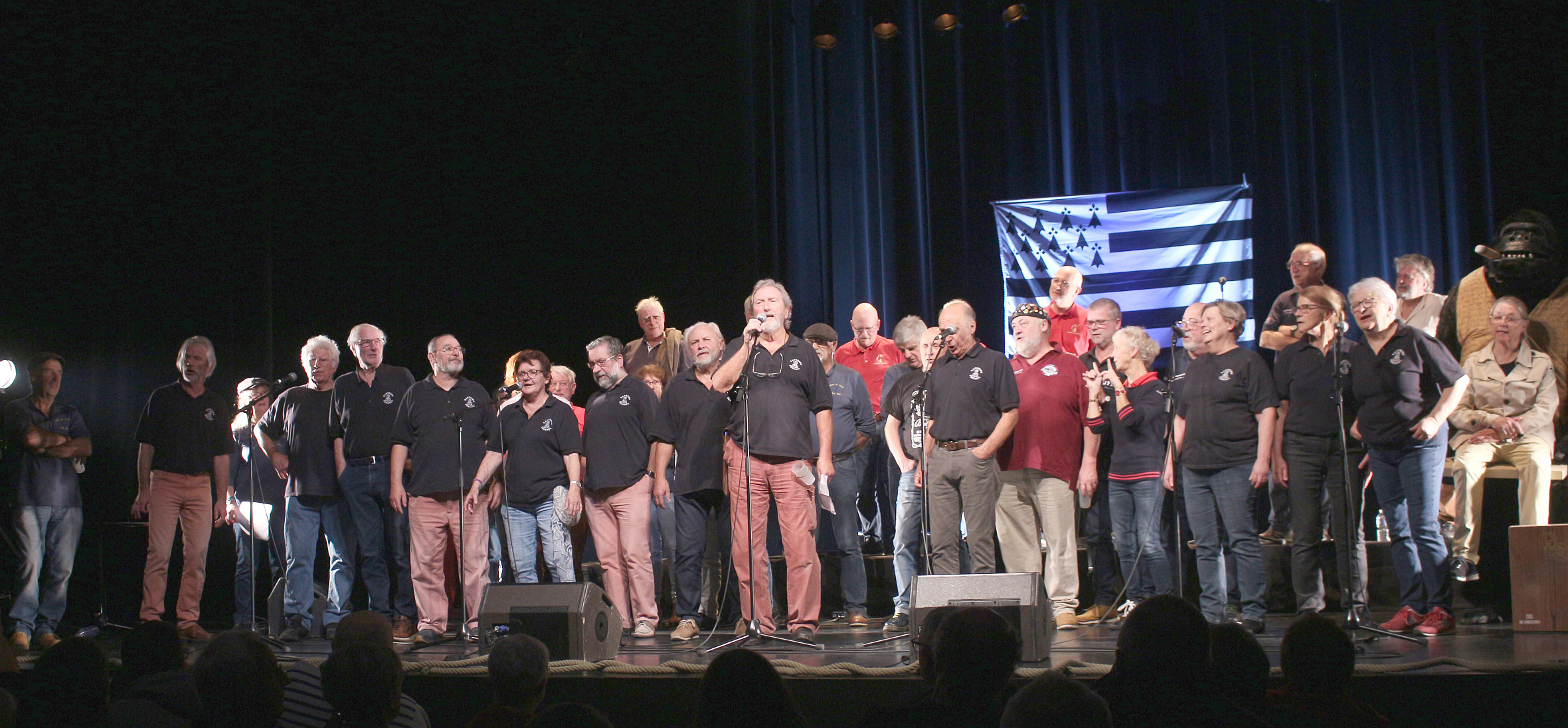 Les 30 ans de Kanerien Trozoul ont rassemblé au Sémaphore à Trébeurden le 19/11/22 plusieurs groupes de chants de marins : Les Sardines Grillées et les Couillons de Tomé de Perros-Guirec, Sol et Ciné et Sous le Vent des Îles de Pleumeur-Bodou, Nord et de Lorient et Les Souillés de fond de cale de Paimpol ©Souillés de fond de cale