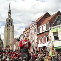  Le carnaval international d’été de Steenvoorde et la ronde européenne de géants portés (géants Jean