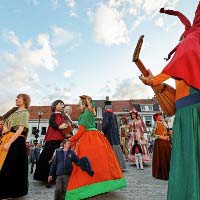 Le carnaval international d’été de Steenvoorde et la ronde européenne de géants portés 